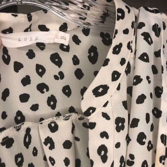 Lush 3/4 Roll Tab Sleeve V-Neck Animal Print XL - Picture 3 of 5